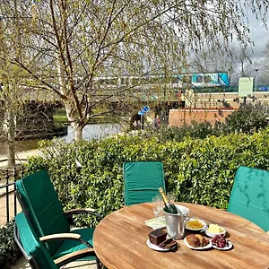 Riverside House - With Parking Holiday home York